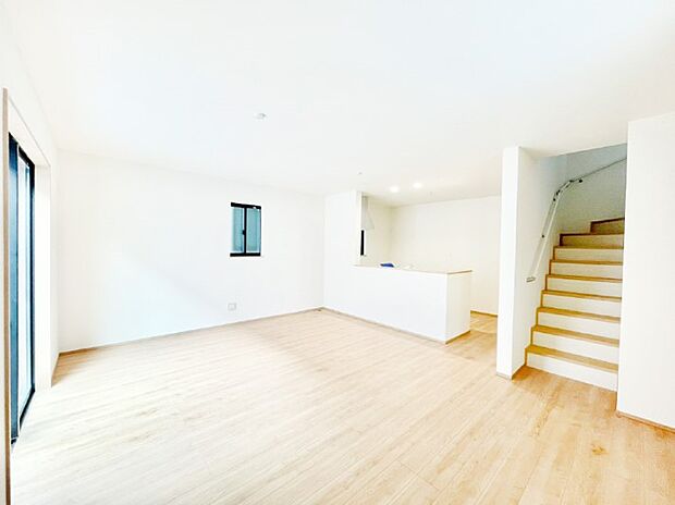 【ダイニング】対面キッチン&リビングイン階段を採用したリビングは家族の絆深まる空間です!