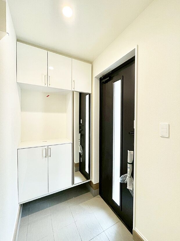 【玄関】飾り棚を利用して、お越しいただくお客様をおもてなしできます。