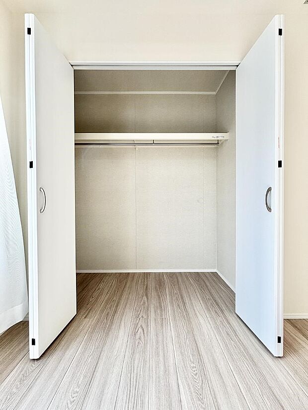 【収納】洋室のクローゼット。奥行きがあるので厚手の衣類もすっきり収まります。