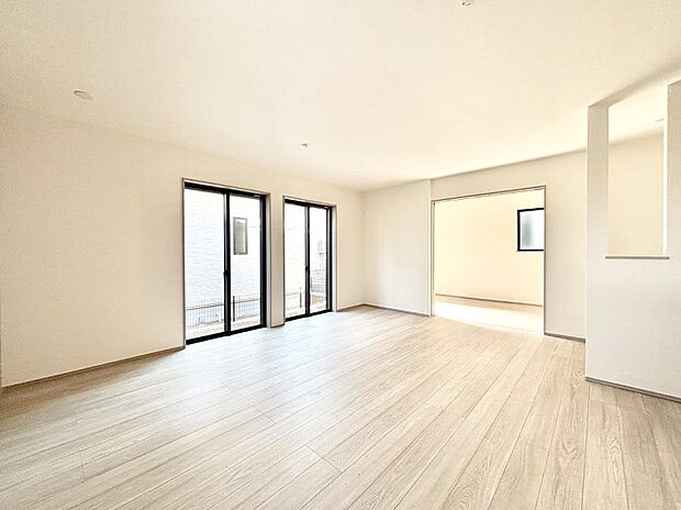 【ダイニング】家族の笑顔が自然と生まれてくる、そんな雰囲気のダイニングに仕上がっています。