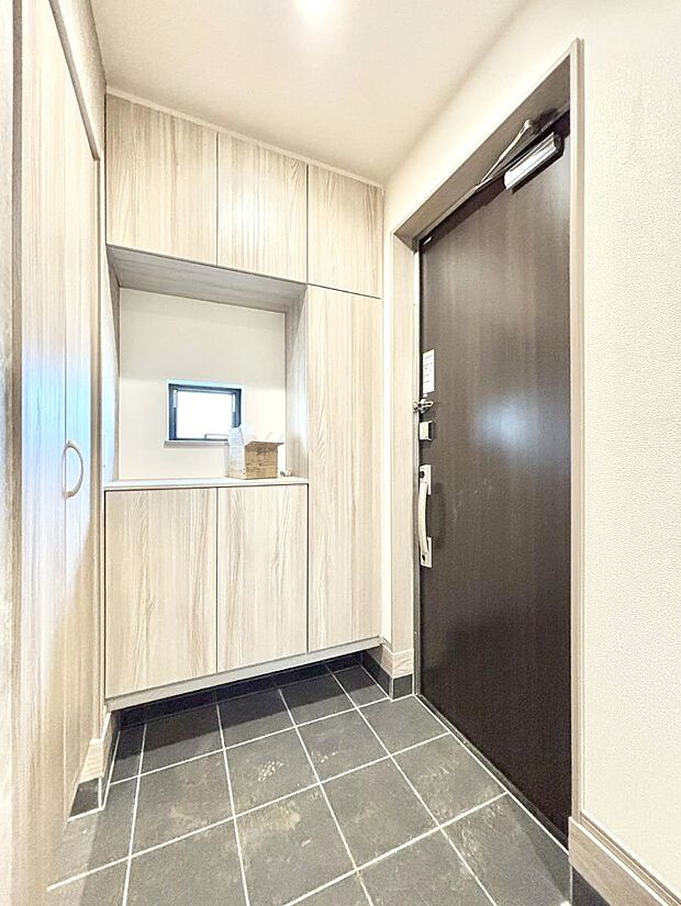 【玄関】明るい玄関はお客様をお出迎えするのにぴったりです!