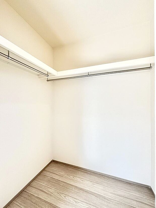 【ウォークインクローゼット】ウォークインクローゼット付きで生活空間を広く利用できます。