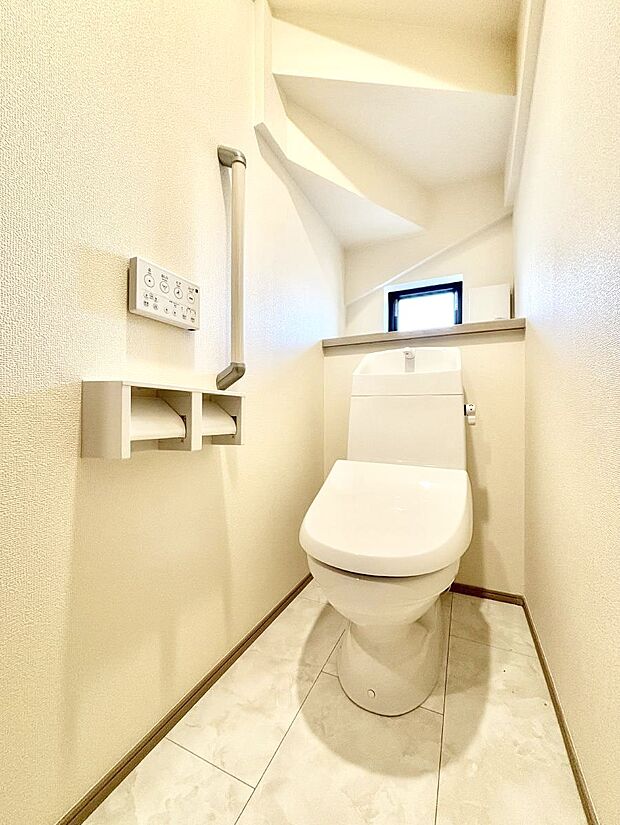 【トイレ】トイレは1階と2階それぞれに配置されていてとても便利です。