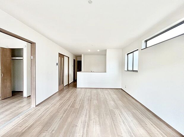 【ダイニング】シンプルなデザインなのでインテリアを考えるのも楽しみですね!