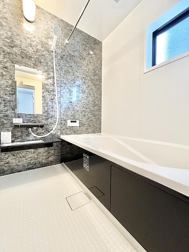 【浴室】一日の疲れを癒してくれる明るい清潔感のあるバスルーム