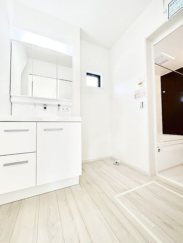 【脱衣場】1日の始まりも心地よく!柔らかな朝の光を感じられる窓がついた洗面室