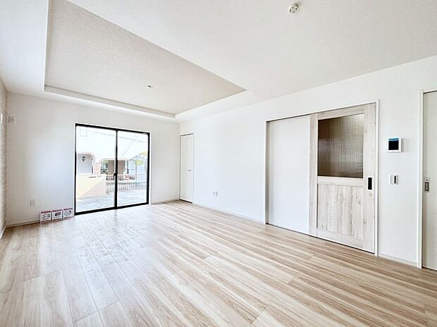 【リビングダイニング】大きな窓からたっぷりの陽光と風を感じられるリビング