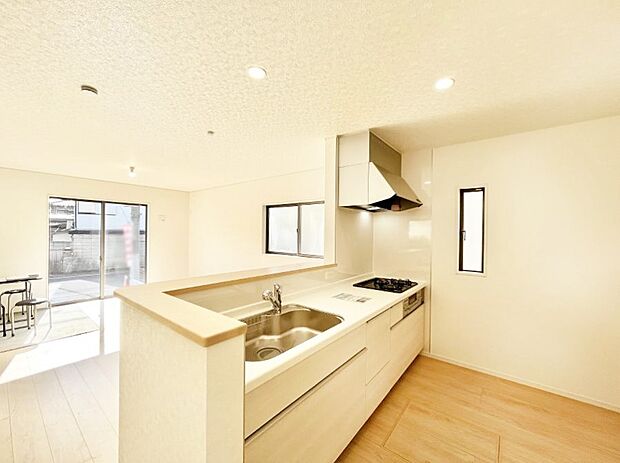 【ダイニングキッチン】料理をしながらでもご家族との会話を楽しめる対面キッチン