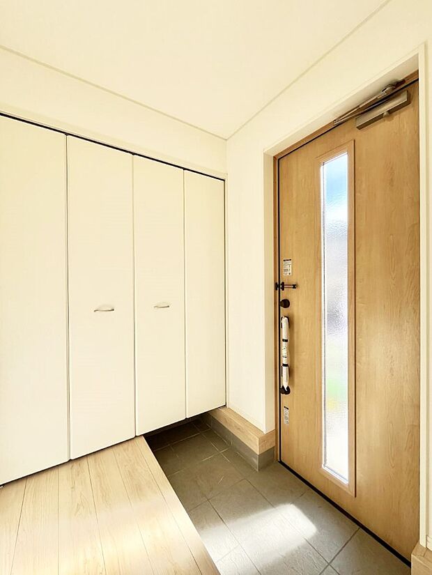 【玄関】明るい玄関はお客様をお出迎えするのにぴったりです!