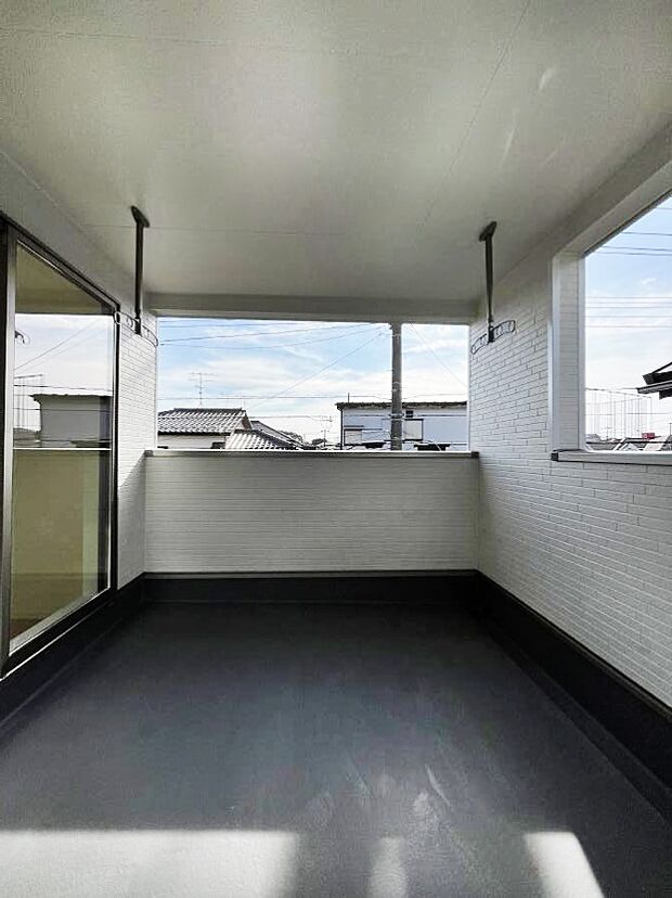 【バルコニー】上部に屋根がかかっているので急な雨の時にも安心です。