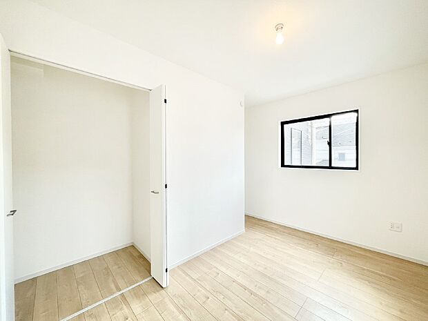 【洋室】やさしい光がさしこむ居室はしっかり収納付き