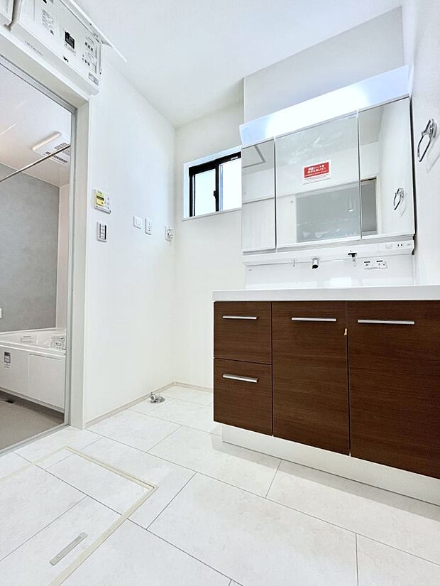 【脱衣場】身支度もスムーズにおこなえる脱衣場。