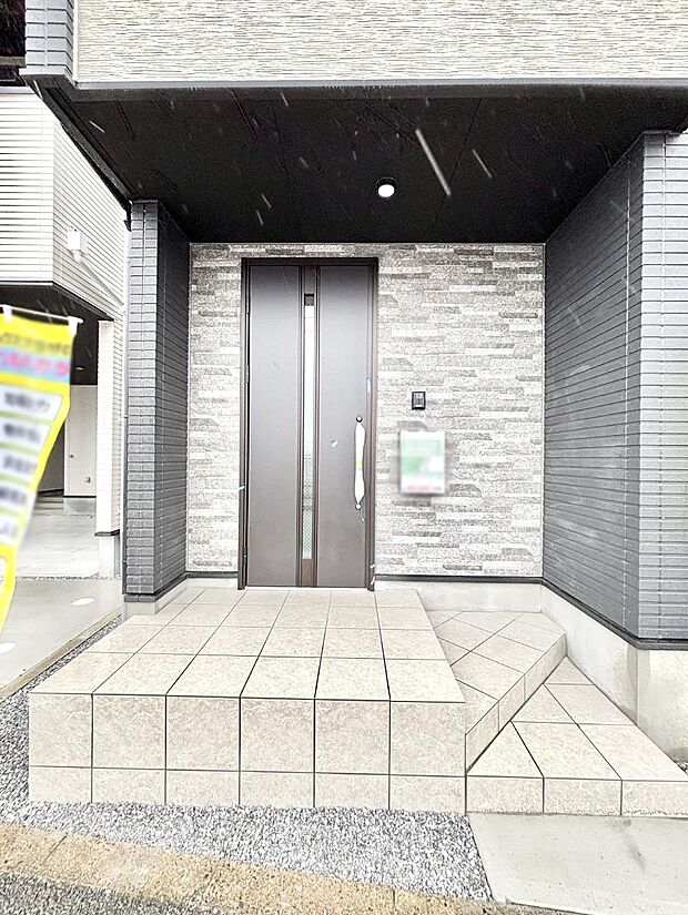 【玄関】大切な家族、来客を出迎える玄関。