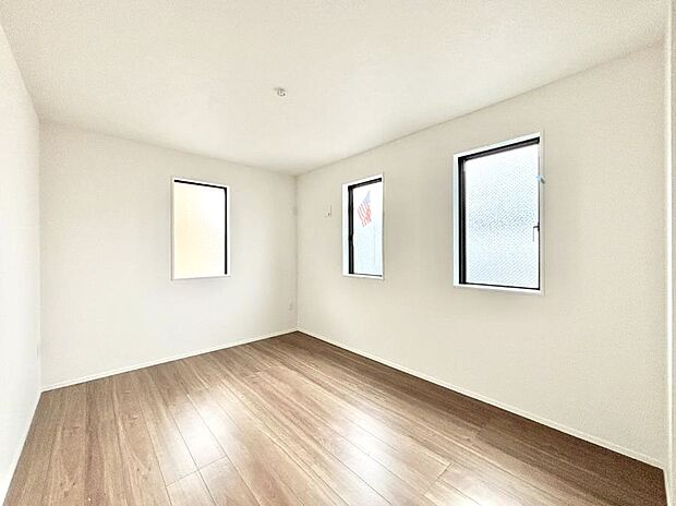 【子供部屋】2面採光で気持ちよく自然光が取り入れられるのでお子様のお部屋にもピッタリ