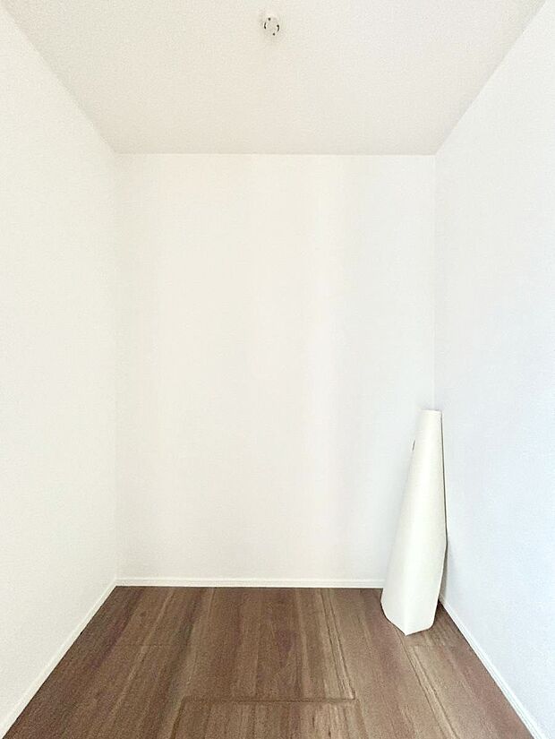 【ウォークインクローゼット】ウォークインクローゼット付きで生活空間を広く利用できます。