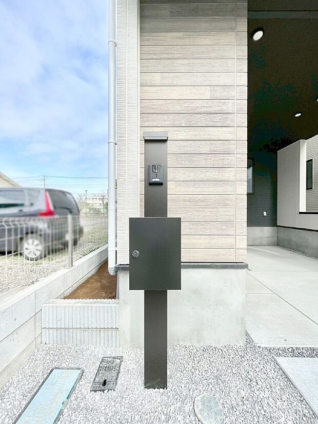 【その他現地】シンプルデザインのポスト。