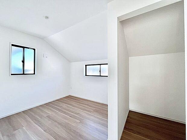 【子供部屋】ウォークインクローゼットがあるお部屋。季節ごとの入れ替えも不要で便利です。