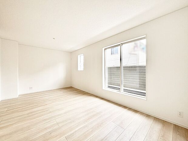 【リビングダイニング】大きな窓からたっぷりの陽光と風を感じられるリビング