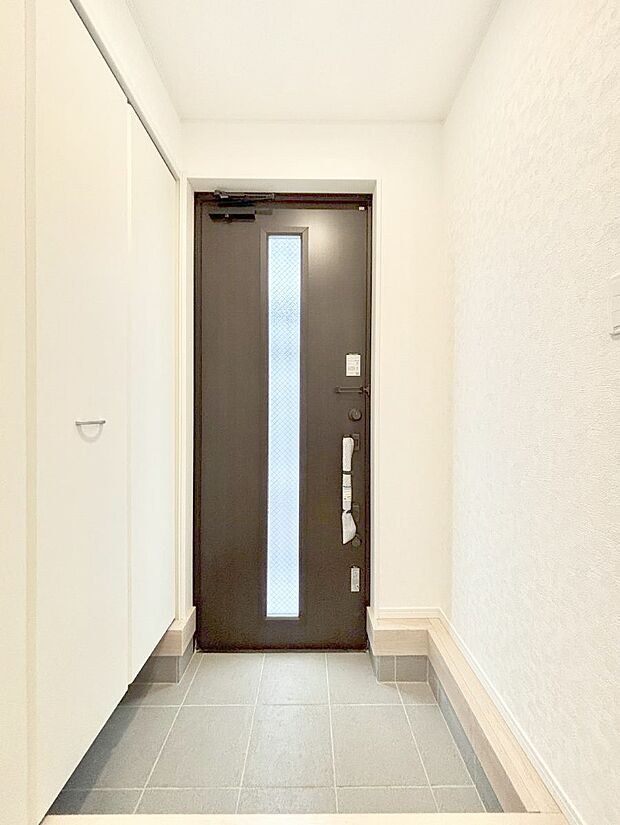 【玄関】ガラススリットの入った玄関ドアが室内に光を届けてくれます