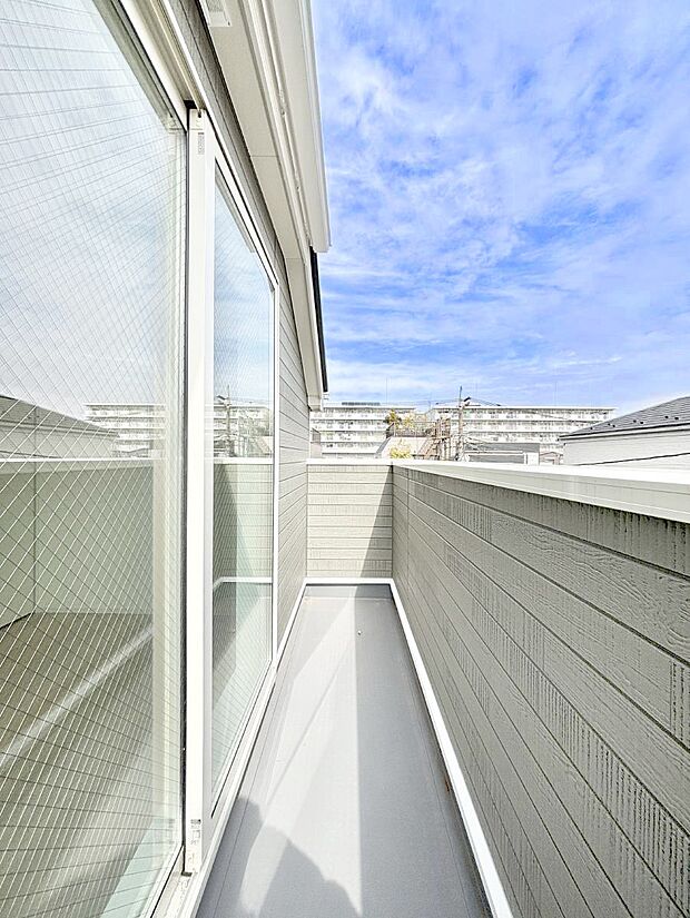 【バルコニー】暖かな陽光が降り注ぐバルコニーはお洗濯におすすめ。爽やかな風も心地よいです。