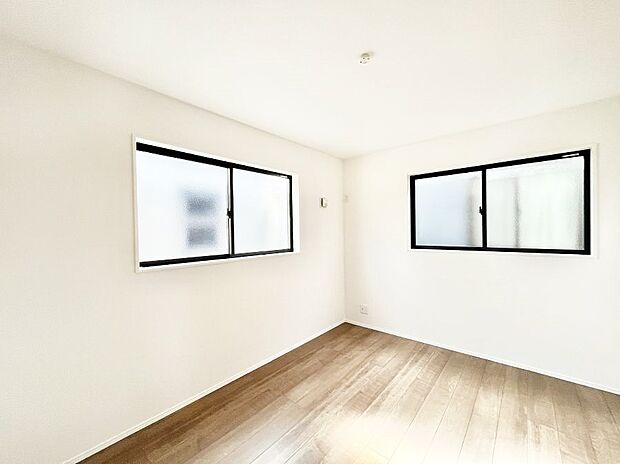 【寝室】使いやすい形でベットや家具の置き方にも困ることもありません。