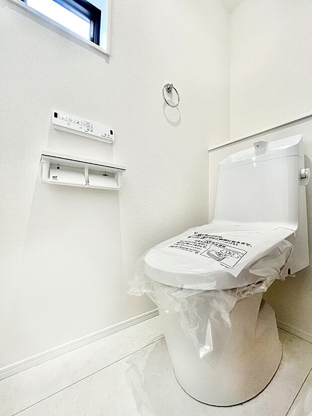 【トイレ】トイレは1階と2階それぞれに配置されていてとても便利です。