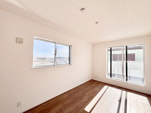 【洋室】明るいバルコニーサイドに洋室を設置。目覚めの良い寝室に。