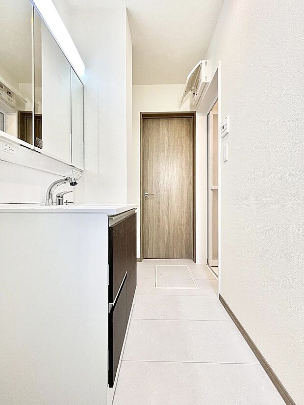 【脱衣場】清潔感のある快適空間です。毎日の身支度も気持ち良くお使い頂けます。