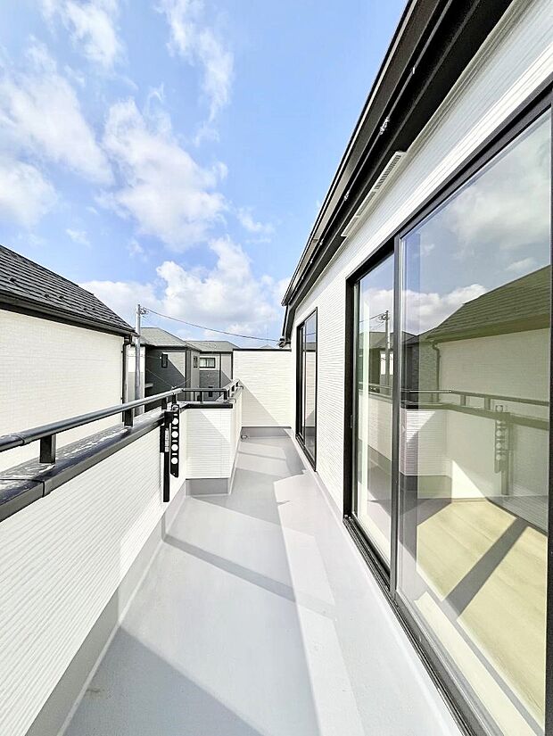 【バルコニー】ゆったりバルコニーだから沢山お洗濯ものを干せます