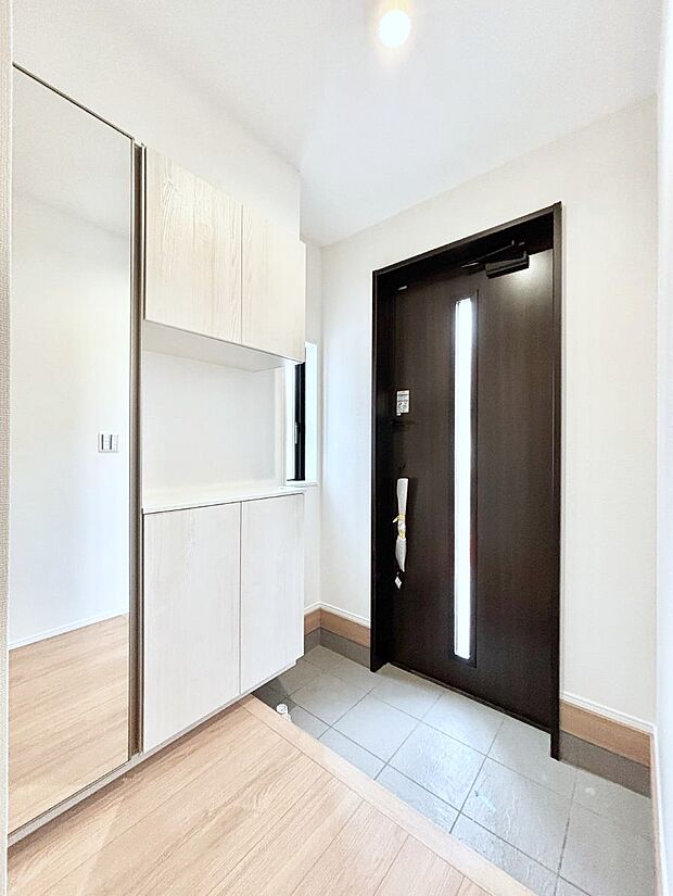 【玄関】ミラー付きシューズボックスはお出かけ前の身だしなみチェックに便利