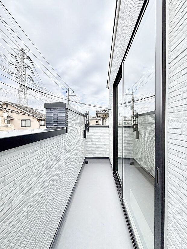 【バルコニー】暖かな陽光が降り注ぐバルコニーはお洗濯におすすめ。爽やかな風も心地よいです。