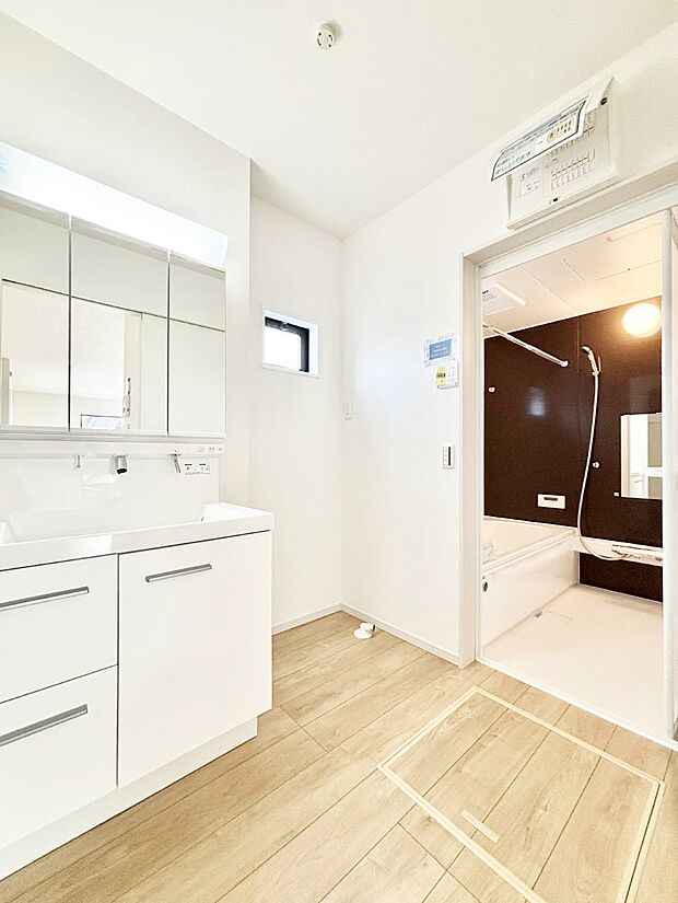 【脱衣場】清潔感ある洗面化粧室で朝の身支度も快適