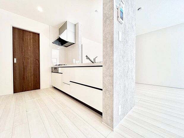 【ダイニングキッチン】カウンター越しに楽しいおしゃべり。いつものお料理がもっと美味しくなりそうですね。