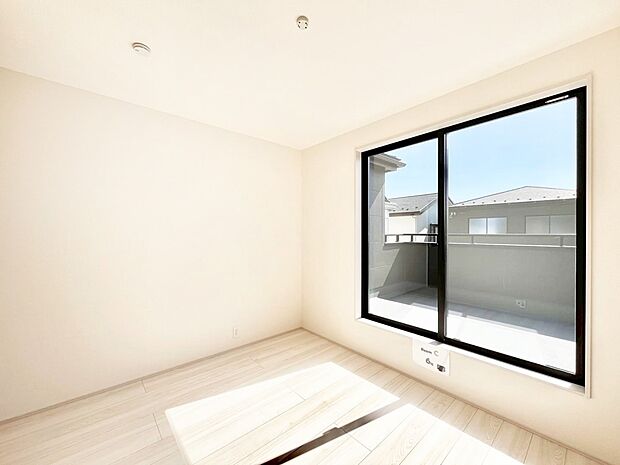 【寝室】明るいバルコニーサイドに洋室を設置。目覚めの良い寝室に。