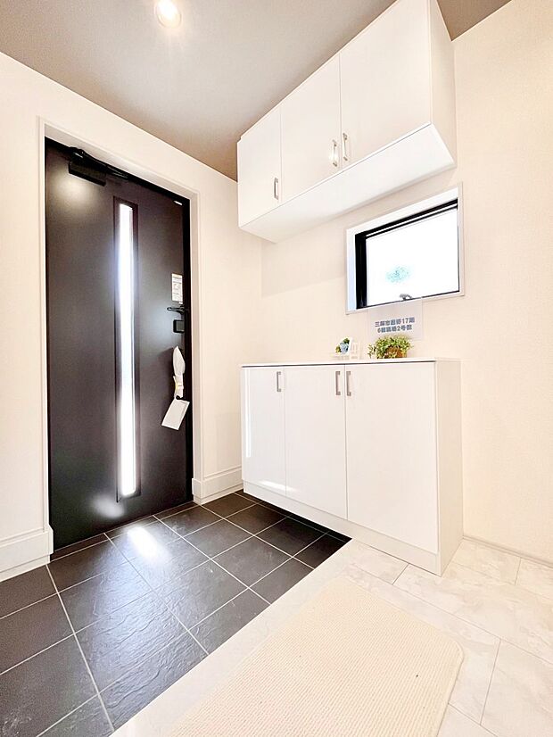 【玄関】明るい陽光が入り込む玄関。ご家族の靴もスッキリ収納できる玄関収納付き!