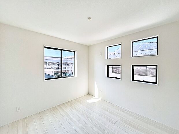 【寝室】使いやすい形でベットや家具の置き方にも困ることもありません。