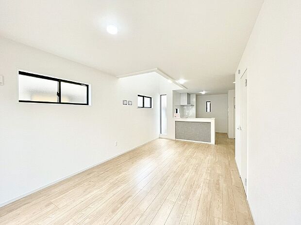 【リビングダイニング】明るい陽光が注ぎ、寛ぎの雰囲気に満たされるリビング・ダイニング。