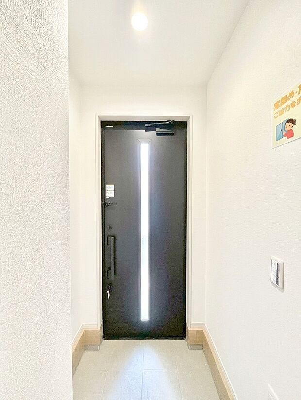 【玄関】明るい玄関はお客様をお出迎えするのにぴったりです!