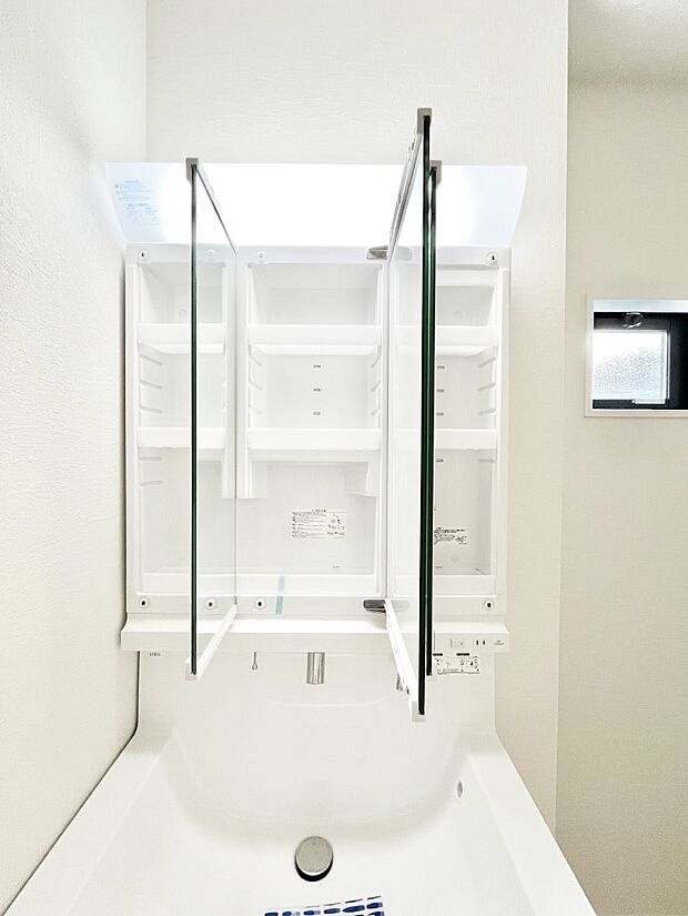 【三面鏡裏収納】三面鏡の裏に、化粧品や衛生用品などを収納可能。洗面台をすっきりと保ちます!