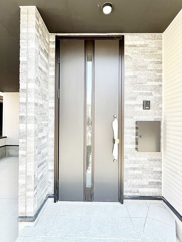 【玄関】玄関前は雨が降っても濡れにくい屋根付き