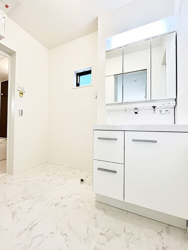 【脱衣場】清潔感ある洗面化粧室で朝の身支度も快適