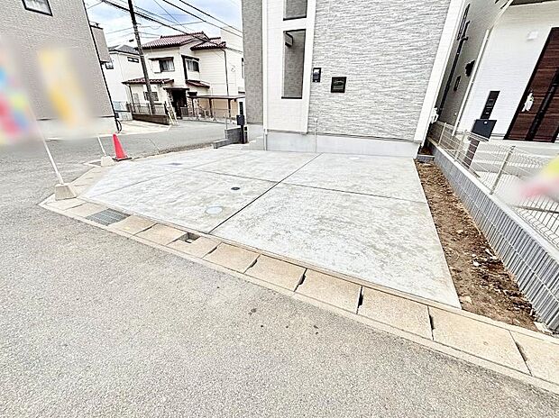 【駐車場】2台(車種による)駐車可!ご家族みんなの自転車も置ける広々カースペース。