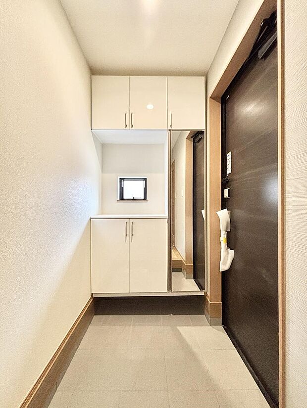 【玄関】明るい陽光が入り込む玄関。ご家族の靴もスッキリ収納できる玄関収納付き!