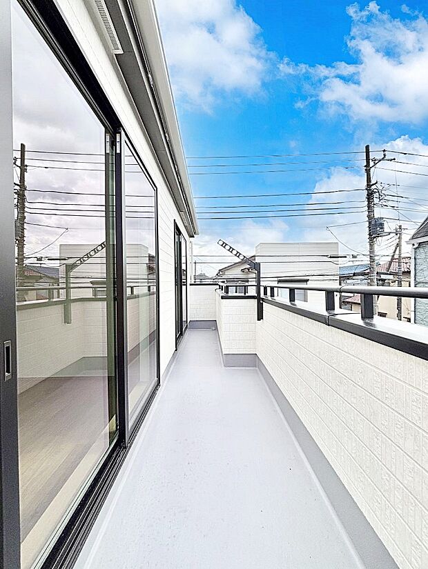 【バルコニー】広々バルコニーでお洗濯物が気持ちよく乾きます。