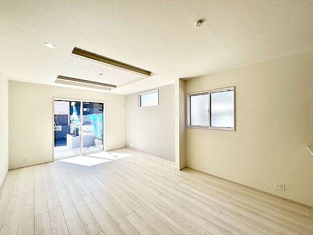 【ダイニング】明るい陽光が注ぎ、寛ぎの雰囲気に満たされるダイニング。