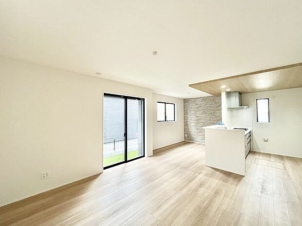 【リビングダイニング】明るい陽光が注ぎ、寛ぎの雰囲気に満たされるリビングダイニング