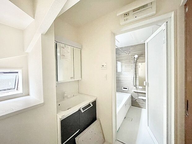 【脱衣場】小窓がついているので湿気の多い場所でも換気が十分行えます。毎日の身支度を気持ち良く!