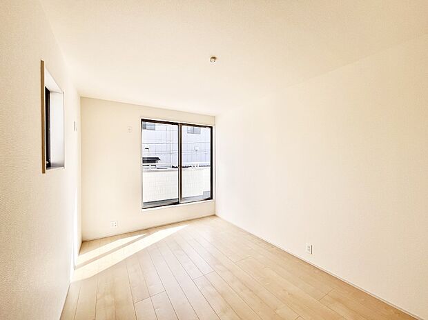 【洋室】バルコニーが開放感をプラスしてくれる洋室