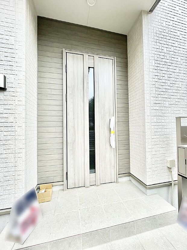 【玄関】玄関前は雨が降っても濡れにくい屋根付き