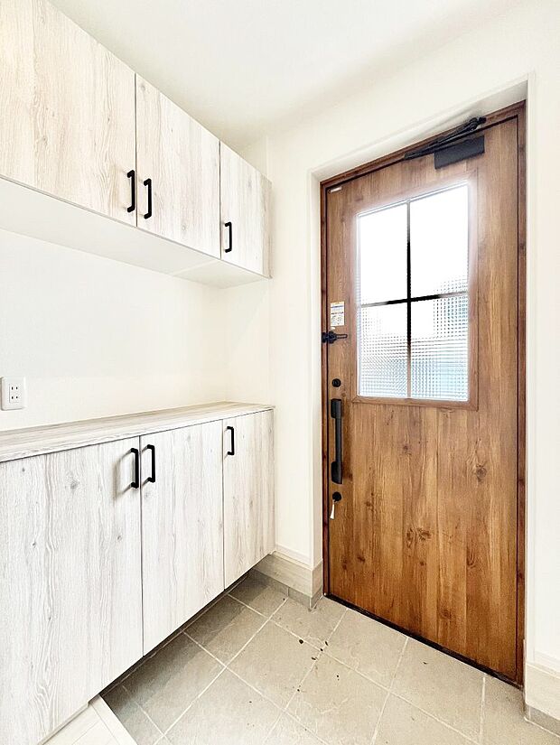 【玄関】明るい玄関はお客様をお出迎えするのにぴったりです!